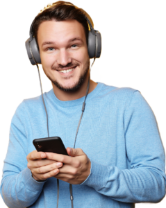 Junger Mann hört lächelnd über Kopfhörer ein Audio